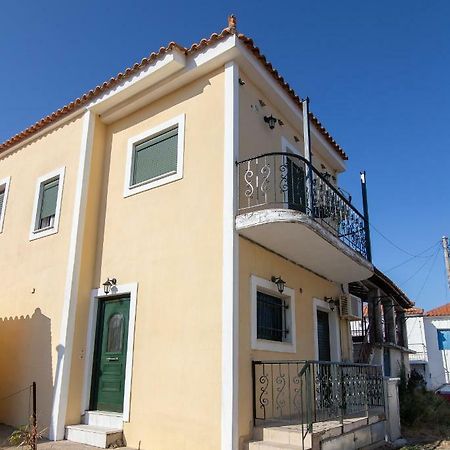 Peroulia Apartments Kómboi Dış mekan fotoğraf