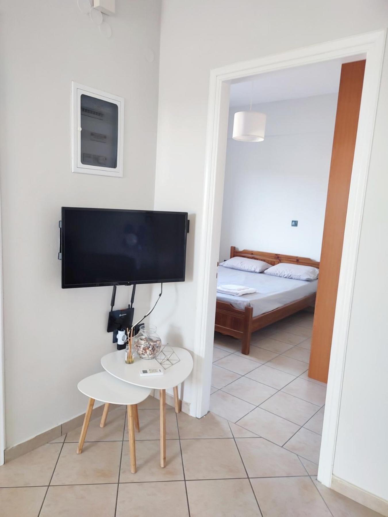 Peroulia Apartments Kómboi Dış mekan fotoğraf