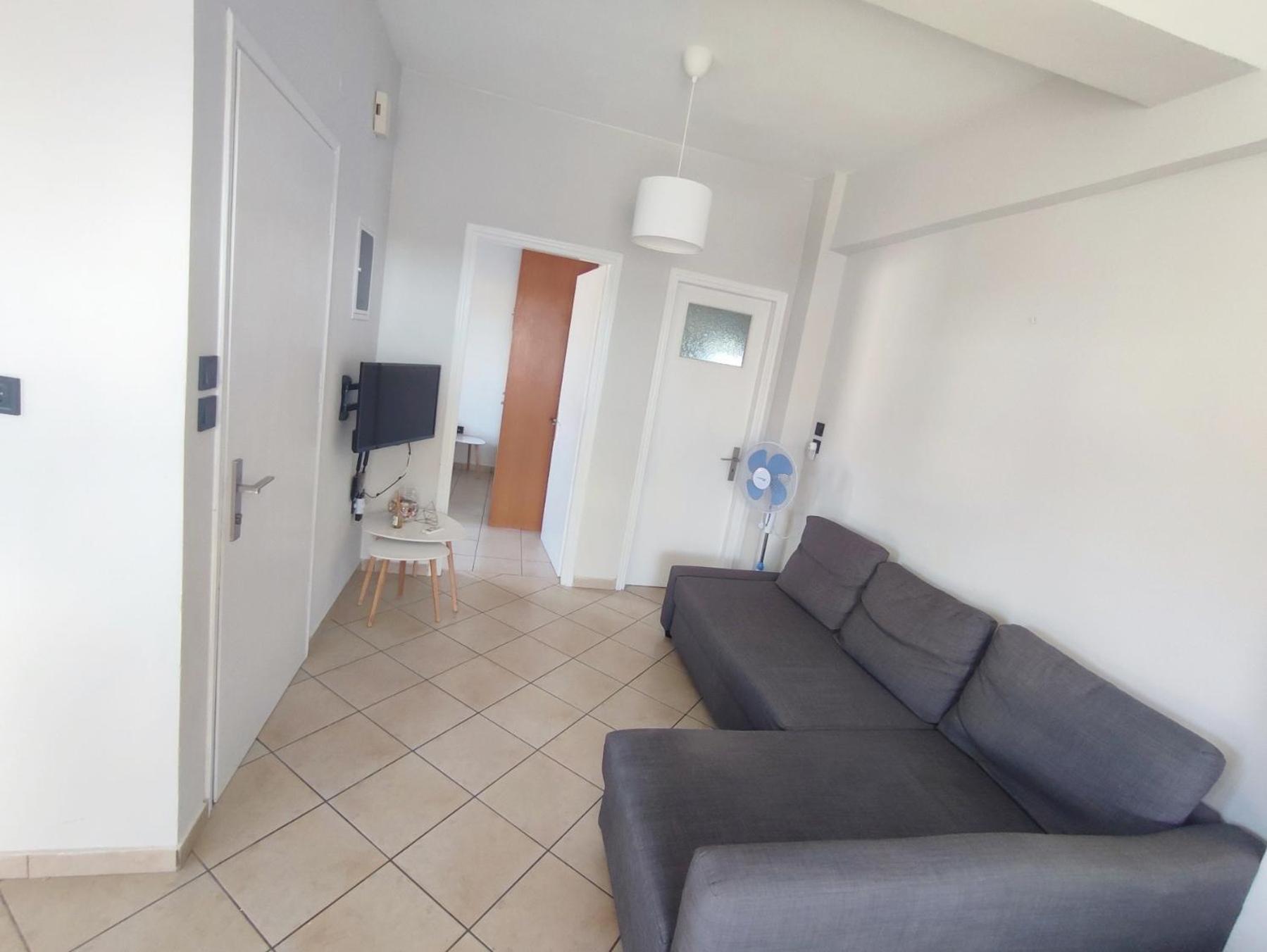 Peroulia Apartments Kómboi Dış mekan fotoğraf