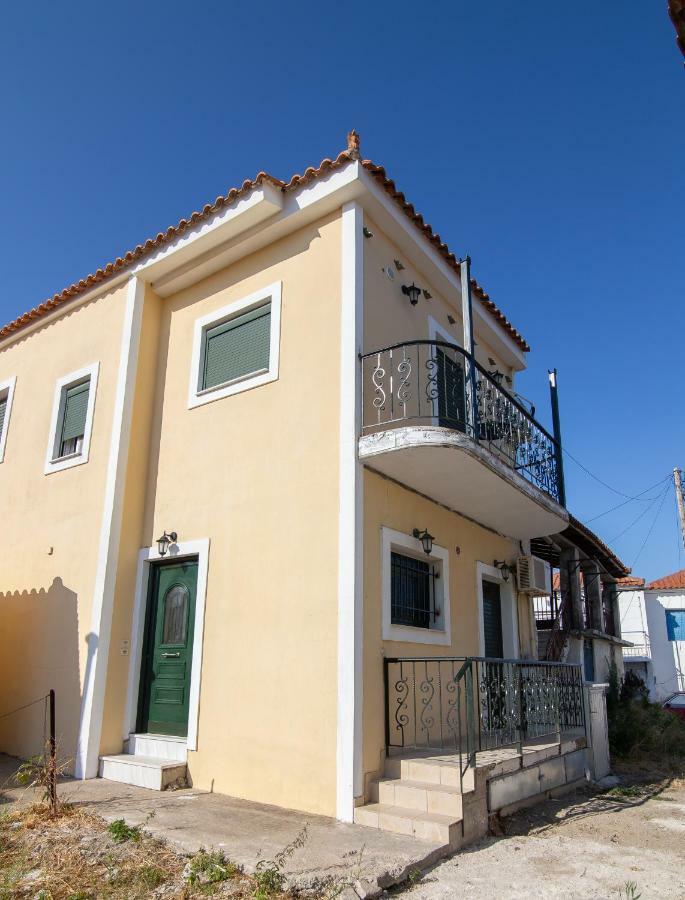Peroulia Apartments Kómboi Dış mekan fotoğraf